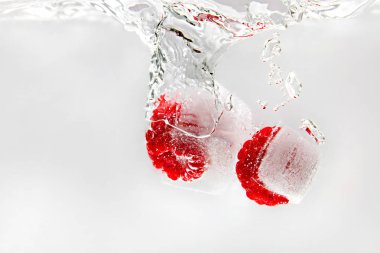 Ahududu kokteyl makroda düştü. Vitaminler kavramı