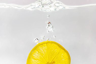 Su makro içinde boğulma parlak limon dilimi