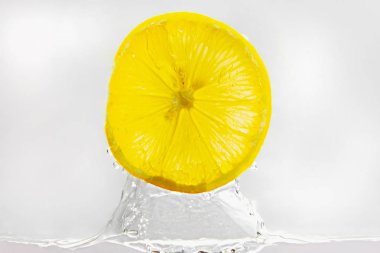 Limon dilimi dışında beyaz arka plan suya atlama