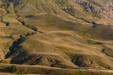 Pürüzsüz hills manzara. Dağ ülke çapında seyahat