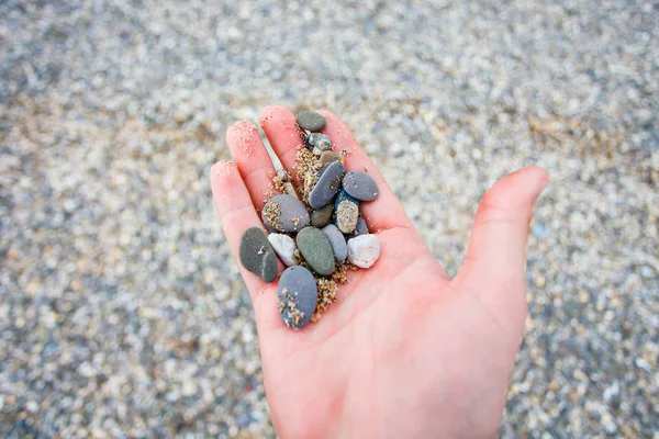 Småsten Liggande Mannen Handen Närbild Reser Till Havet — Stockfoto