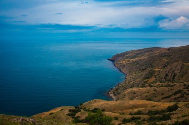 Yüksek cape deniz kıyısı yakınında. Deniz manzara. Meditasyon için yer