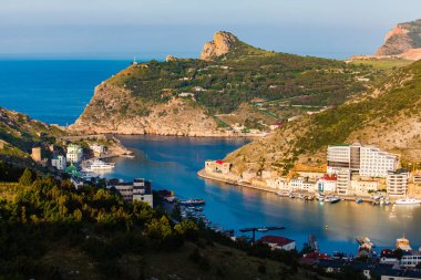 Bahçesaray, Ukrayna - 22 Mayıs 2012: güneş Körfezi parlıyor. Dağlar waterfront yakın. Bahar manzara