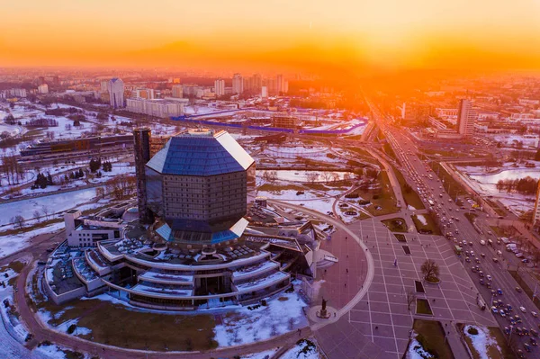 Солнце над столицей. Минский городской пейзаж. Национальная библиотека — стоковое фото