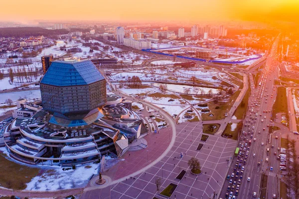 Minsk güneşli cityscape. Milli Kütüphane ön planda. Contempor — Stok fotoğraf