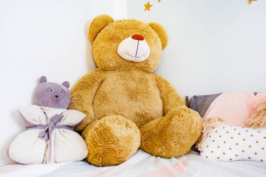 Yatak yatak odası içinde yatan oyuncak ayılar. Çocuk kavramı