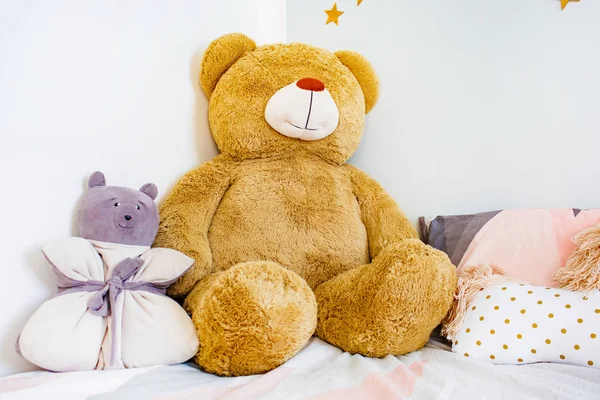 Toy bears lying on bed in sleeping room. Child concept — Stock Photo, Image