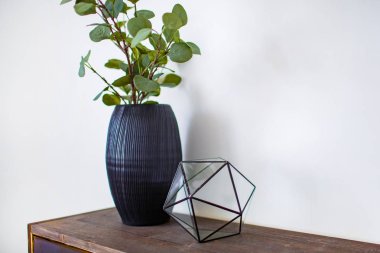 Şık dekor kavramı. Seramik vazo ayakta ahşap tahta yakın çekim