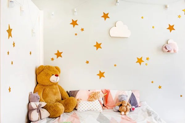 Concept de rêve d'enfant. Chambre confortable décorée avec des jouets et des étoiles Image En Vente