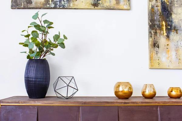 Concept de décor moderne. Vase noir et bougeoirs en verre sur planche en bois Images De Stock Libres De Droits