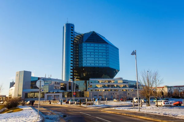 Biblioteca nacional construída na cidade de Minsk. Pessoas andando por aí no dia brilhante — Fotografia de Stock