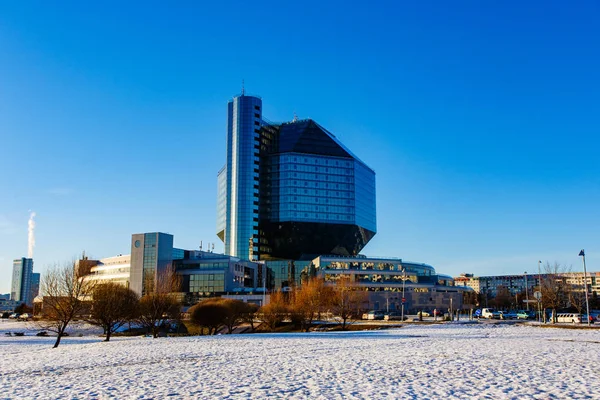 Vista local rodeada de nieve en un día soleado. Biblioteca Nacional de Minsk — Foto de Stock