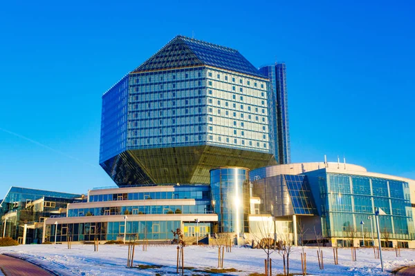 Le soleil brille à la bibliothèque par beau temps. Vue de Minsk — Photo