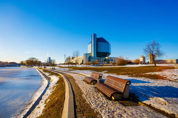 Zonnige dag in het voorjaar in de hoofdstad. Nationale bibliotheek — Stockfoto