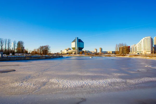 Openbare bibliotheek staande in de buurt van bevroren rivier op heldere dag — Stockfoto