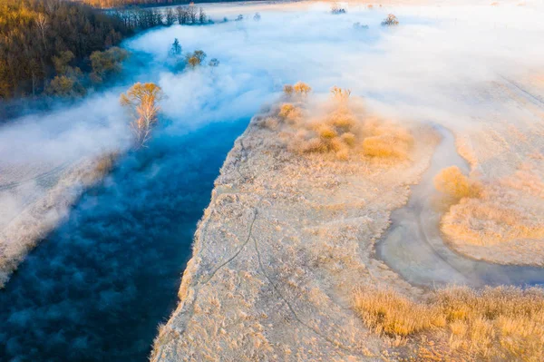 Ködös táj. River a fagyos reggeli antenna. Hoarfrost a fűben felülnézetben Stock Kép