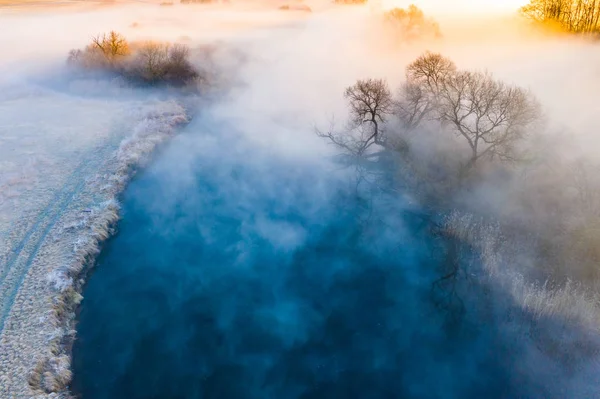 Superbe paysage brumeux. Concept du matin froid. Rivière qui coule dans la brume — Photo