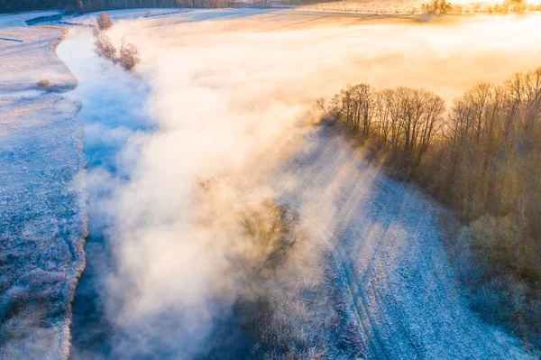 Beau paysage matinal. Soleil brille sur les terres agricoles et la rivière locale. Vue aérienne — Photo