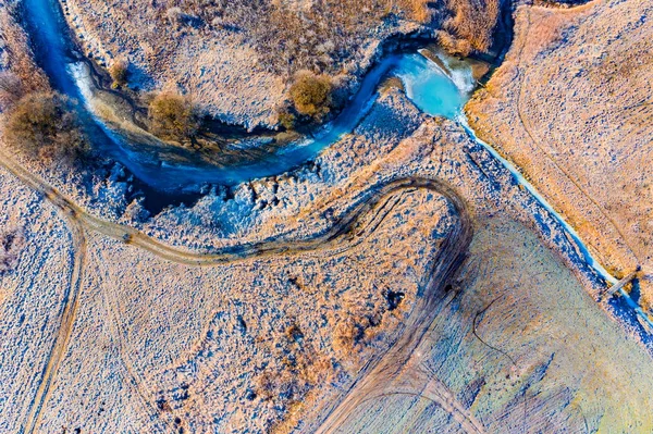 Quellfluss mit Eis bedeckt. ländliche Landschaft aus der Luft. schöne Landschaft bei Sonnenaufgang — Stockfoto
