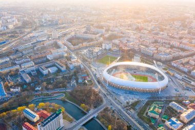 Büyük şehrin üzerinde parlayan parlak güneş. Minsk Dinamo stadyumu
