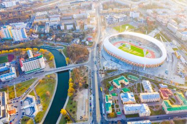 Stadyum binaların havadan görünümü ile çevrilidir. Minsk'te Dinamo arena