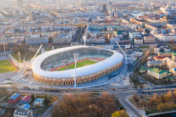 Центр Минска освещается солнечным светом. Главный стадион города — стоковое фото