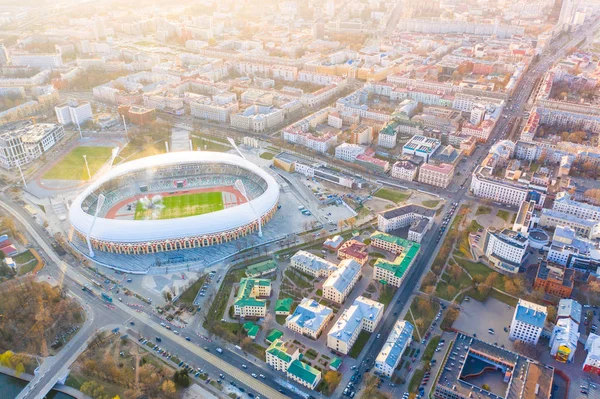 Центральная часть Минска освещается солнцем. Важная спортивная арена Динамо — стоковое фото