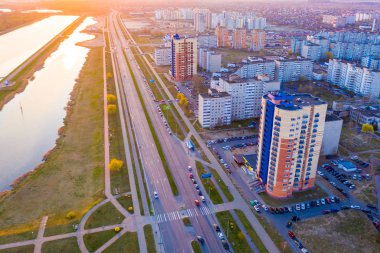 Parlak gün hava manzara Brest şehir hayatı. Modern kentte kentleşme