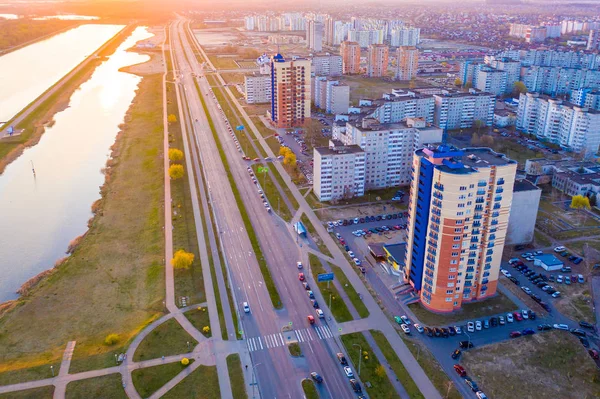 Brest stadsleven op heldere dag luchtfoto landschap. Verstedelijking in de moderne stad — Stockfoto