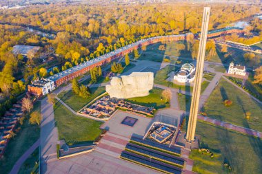Güneş yeşil park ile çevrili Brest kale üzerinde yükselen. İkinci Dünya Savaşı'nın Yıldönümü