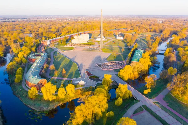 Felle zon stijgen over Brest vesting. Luchtfoto van het historische monument Rechtenvrije Stockafbeeldingen