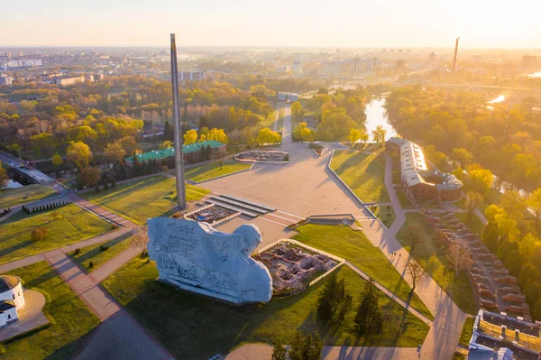 Сонце світить над Брестської фортецею у ранок. Річниця Другої світової війни в Білорусі Стокове Зображення