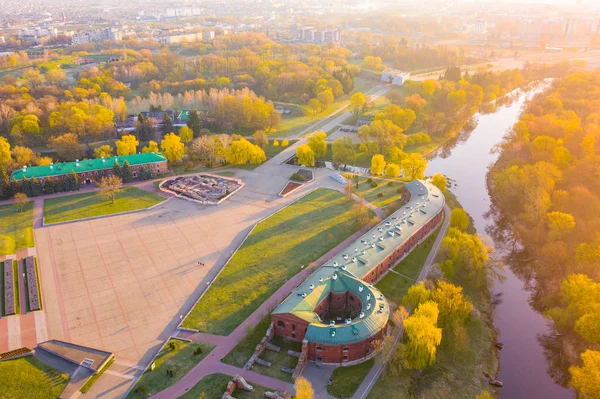 Берестейська фортеця оточена річкою, красивими деревами на світанку. Пам'ятне місце на бірюза кольори Стокове Зображення