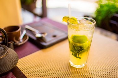 Mojito kavramı. Restoranda masaya konulan alkollü içecek yakın çekim