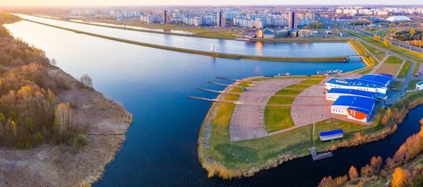 Гребний канал освітлено яскравим сонцем. Панорама повітряна — стокове фото