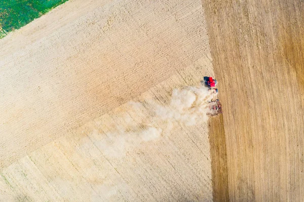 Frühlingsluft. Traktor pflügt den Boden in der Landschaft — Stockfoto
