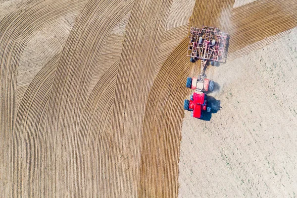 Tracteur cultivant le sol vue aérienne. Paysage rural. Concept agricole — Photo