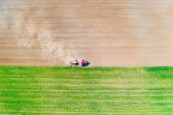 Landbouw in plattelands concept. Landbouwgrond cultiveren. Tractor in veld — Stockfoto