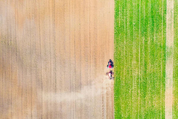 Landbouwgrond lucht textuur. Trekker ploegen veld in het droge seizoen Stockfoto