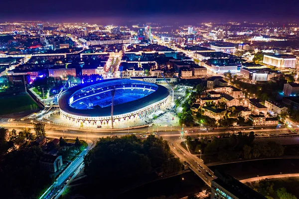 Geceleri futbol stadyumu halka açık bir etkinlik düzenliyor. Minsk başkenti aydınlatma ile aydınlatılmış