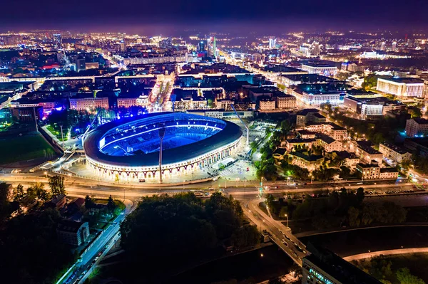 Labdarúgó stadion éjjel tartó nyilvános rendezvényt. Minszki főváros világítással Stock Fotó