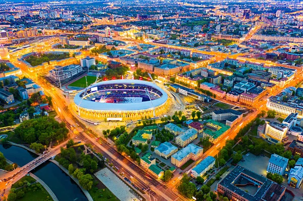 Zona principal iluminada con iluminación nocturna. Vista aérea del estadio de Minsk — Foto de Stock