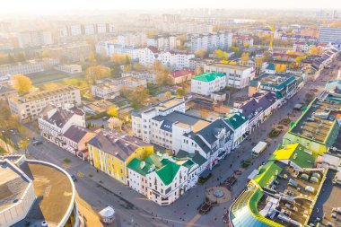Güneş küçük güzel kasaba hava lanscape üzerinde parlayan. Brest ci