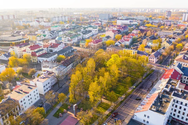 Groene bomen groeien onder stadsgebouwen lucht landschap. Brest town — Stockfoto