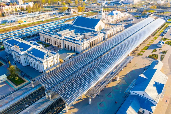 Spoorweg platformen bedekt met glazen daken. Weinig passagiers op station — Stockfoto