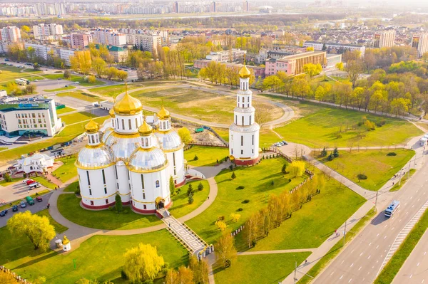 Soleil brillant brillant au-dessus de l'église orthodoxe, paysage aérien Photos De Stock Libres De Droits