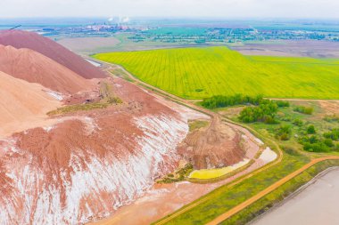 Sanayi bölgesine yakın tarım arazileri. Ekolojik felaket