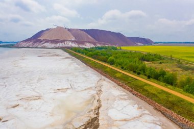 Tarım arazisi ve atık rezervuaryakınında bulunan potasyum tuz çukuru. Endüstriyel hava manzarası