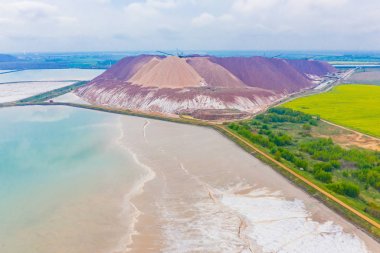 Rezervuar hava arazisi yakınında potasyum atık yığınları. Çevre sorunları
