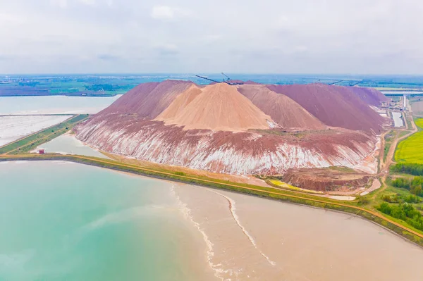 Büyük potasyum tuzu ve kum yığınları, hava manzarası. Madencilik kavramı